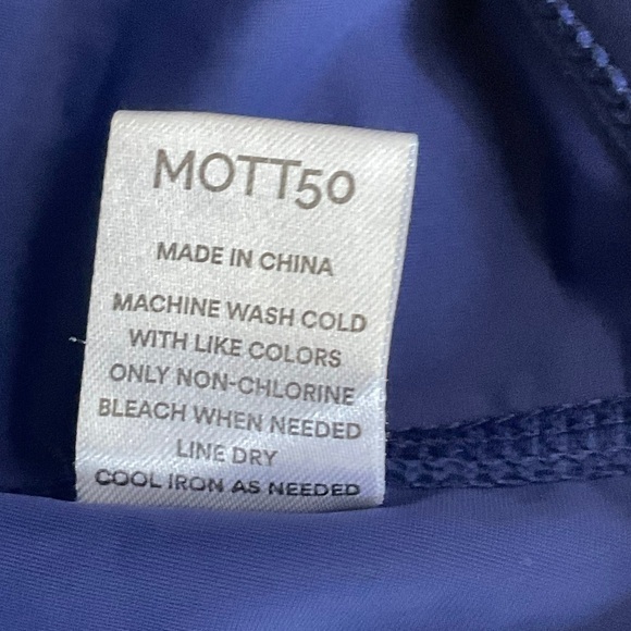 Mott50 UPF50+ long sleeve navy rash guard top size medium gold shoulder zipper - Picture 12 of 13